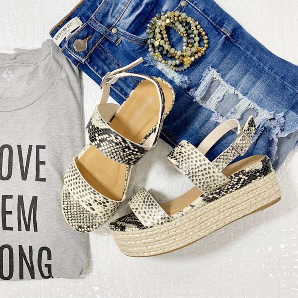 ✨LAST PAIR✨Snakeskin platform sandals - Picture 3 of 7
